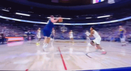 谈球吧体育app下载进了跟没进似的😂约基奇后场排云掌三分轰进 面无表情走了