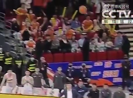 谈球吧体育app官网嘻嘻😁不嘻嘻😥哈维完成绝杀后 徐昕从替补席站起来呆在原地