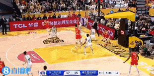 谈球吧官网登录入口攻防发力！杨瀚森送大帽 米奇快攻反击一条龙单臂暴扣