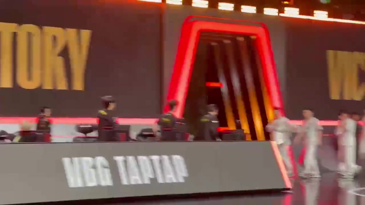 谈球吧体育app官网台上毫无波澜 台下全体欢呼！Doinb和Tian碰拳 场下高声欢呼