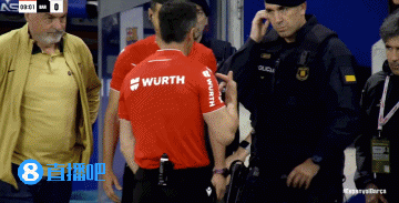 谈球吧插曲!球场外汽车失控撞入人群,主裁暂停比赛和球场安保沟通