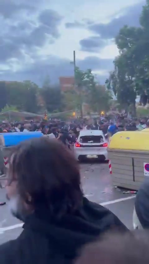 谈球吧插曲！球场外汽车失控撞入人群，主裁暂停比赛和球场安保沟通