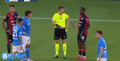 谈球吧体育app下载半场-那不勒斯暂1-0卡利亚里 麦克托米奈精彩凌空侧勾破门