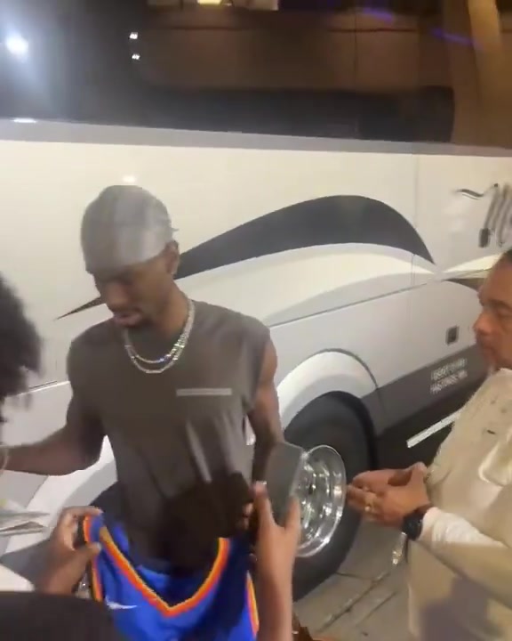 谈球吧体育官网入口贴脸开大😂赛后球迷对SGA大喊：你给裁判塞了多少钱？